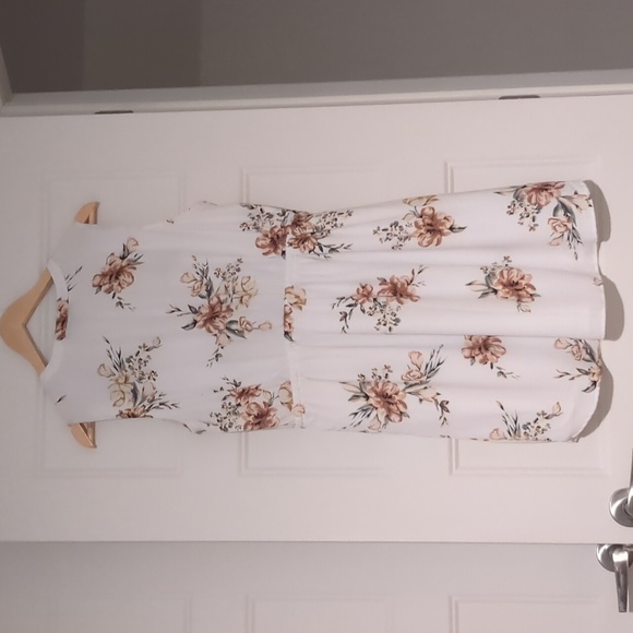 Dynamite, white floral dress, size large - Picture 3 of 3